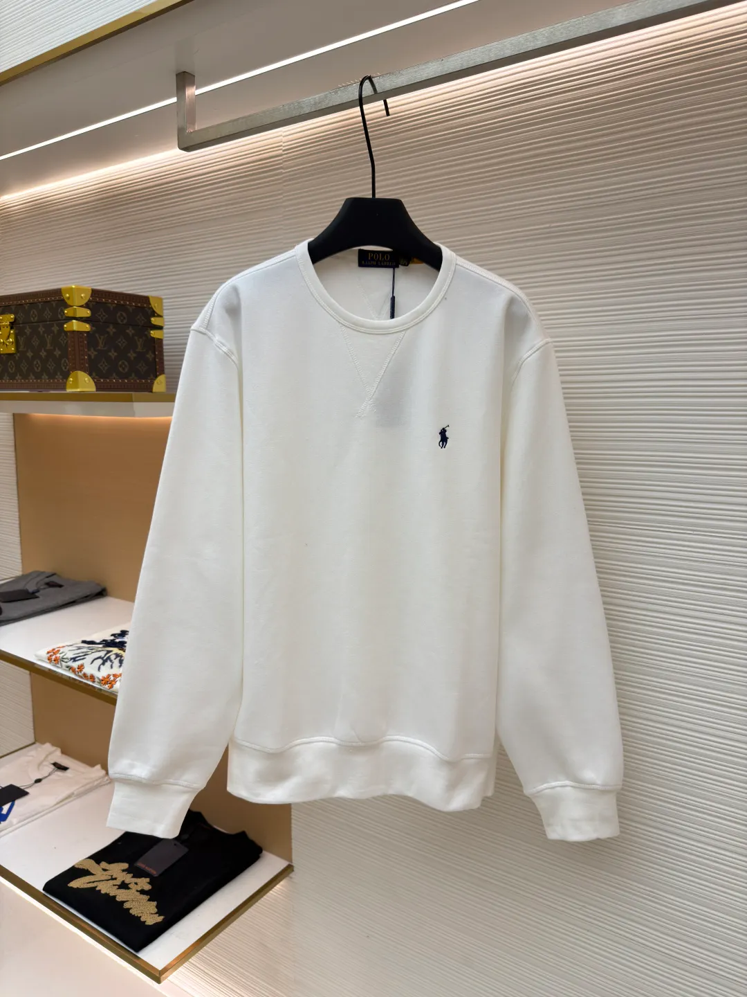 Ralph Lauren logo embroidered sweatshirt ●Original version: Purchased and developed at 1690 ●Item number: 1681543-A15 ●Fabric: Cloud-like honey cotton fleece sweatshirt fabric ●Technology: Made by Hasuo ●Color: White ●Version: Fitted version ●Weight: about 420 grams ●Size: S-M-L-XL ●Description: Customized cloud-like honey cotton fleece sweatshirt material, delicate touch, comfortable and skin-friendly, based on matte gray Comes with a layer of soft light filter. Exquisite indigo pony logo is embellished. It is highly recognizable. It has a breath of freedom and vitality. A symphony of pure and smart colors. It outlines a high-end outline with extreme simplicity. It becomes the smart focus of the vision. Shows taste in silence and adopts imported machine embroidery technology. Uses advanced computer control system and precision mechanical components to realize the iconic pony embroidery operation. High precision. The lines are smooth and delicate, using the Hasuo process. Sewing on a specific machine. The high fastness of Haha thread adds visual effects. It is time-consuming and labor-intensive, and the fabrics are washed. It has a better hand feel and texture. It is not easy to deform, shrink or fade. It maintains long-term beauty. The overall wiring is straight and delicate, the fabric is comfortable and soft, and the color is consistent without color difference. It can be matched with the same style to create a fashionable look and control various occasions. Customized accessories, complete with three standards, same style for men and women!